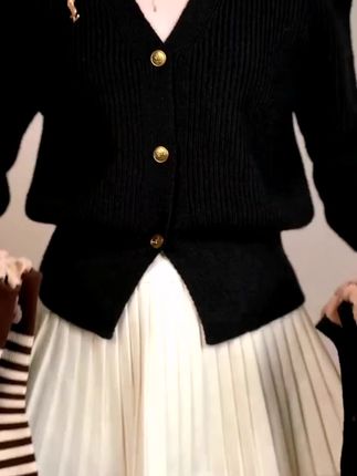 秋天就要穿这样的#小熊中筒袜 ,上脚舒适显腿长,五种颜色怎么搭配都好看#哎呦喂你袜子真好看 #好穿又百搭 #潮袜推荐 #袜子