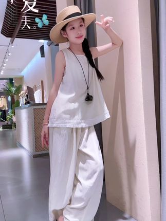 #我要上热门 姐妹们,快来看看这套女童休闲套装,它是无袖的设计,面料也很轻薄透气,夏天穿正合适!孩子穿上特别可爱,轻松打造活力满满的夏日造型!#夏季新款 #谁穿谁好看 #生女儿就是用来打扮的 #萌宝穿搭