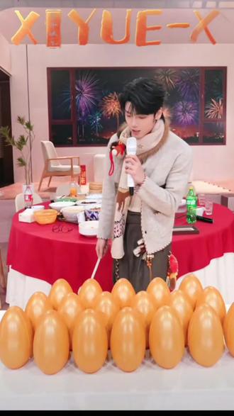 萝卜新年第一次开播砸金蛋!#喜悦X #砸金蛋 #喜悦男团 #喜悦X萝卜 #娄滋博