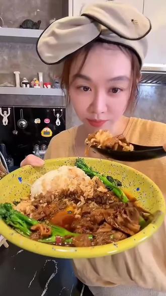 就这一口,你们就去吃吧,鲜迷糊了#美食教程 #好吃到停不下来 #干巴菌 #卤肉饭 #姜妍厨娘天花板