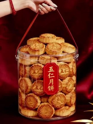 小时候特别喜欢吃的五仁月饼终于被我找到了,还是这种经典的老味道,每一个都是这种独立的小包装,吃起来非常方便,一口下去满满都是果仁香,真的是越嚼越香,好吃到根本停不下来。#美味#显瘦穿搭#超便宜超划算 #好东西一起分享 #月饼 @抖加🔥上热门🔥dou+🔥热点宝