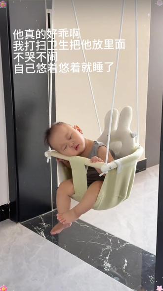 外面天气太热了,爸爸给安排的秋千,再也不用在小区排队等了,多玩秋千还能锻炼内耳前庭,快给你家娃也安排上吧#母婴好物 #宝宝秋千 #秋千 #宝爸带娃 #荡秋千