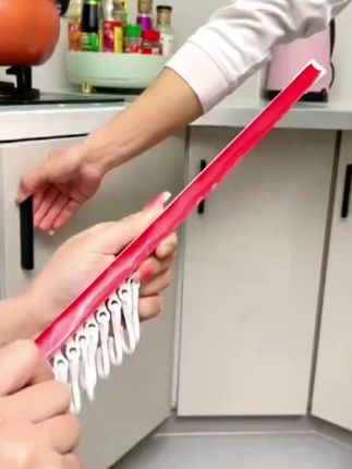 你看啊,现在连一个挂钩都做的这么高级了,它这种是可以滑动的,而且还是免打孔的,家里的锅铲呀、汤勺啥的都可以整整齐齐的挂在上面,拿取也方便,完全不占台面空间。#滑轨挂钩 #免打孔 #拿取方便 #不占空间 #家用好物