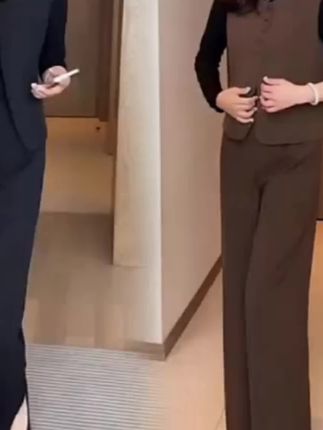 #显瘦洋气 #减龄穿搭 #马甲三件套 #洋气妈妈装 #中老年女装 早秋就给妈妈买这种马甲三件套,特别的显瘦又洋气,穿上身啊,女人味十足,而且身材比例都特别的好,腰部上的肉肉也都遮住了,特别的显瘦又减龄啊,真的是太好看了