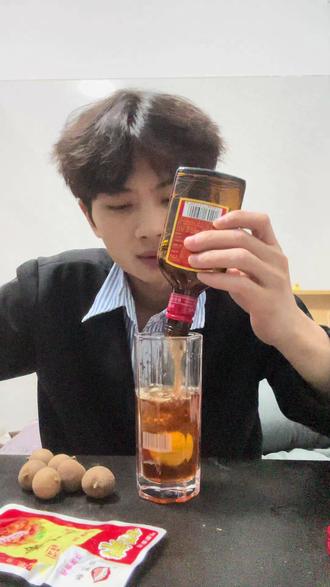 依旧调酒,确实难喝#日常生活 #已成年 #菜菜的彬