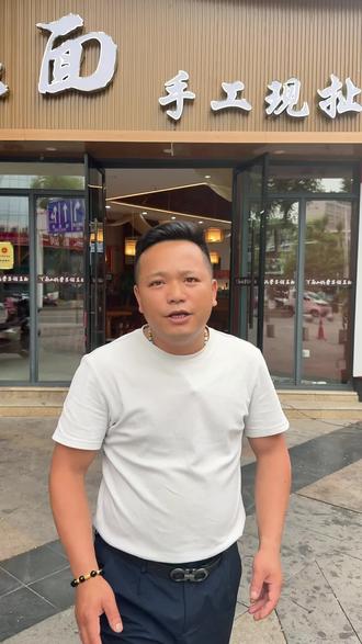 “这条寻人视频,我发了又发,就怕你看不到。
李世滔,重庆荣昌盘龙镇的少年,三年前转身离家,再也没有回来。
爸爸带着遗憾走了,妈妈身患重病,日夜都在等你回家。
姐姐撑着这个破碎的家,撑了一天又一天,就盼着你平安。
你可能觉得无颜面对,可家人从来没怪过你,只盼着你好好活着,报一声平安。
盘龙镇的坐标还在,回家的路也在,别让妈妈带着遗憾闭上眼。
如果你看到了这条视频,哪怕只回一个字,也能让家人放下悬着的心。
如果你身边有人见过他,麻烦帮我们指个方向,一个电话,一条消息,就能给这个家带来希望。
接力转发,让更多人看见,帮李世滔回家,别让团圆,变成永远的遗憾#寻子 #爱心公益#寻亲#宝贝回家