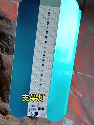 LED碘钨灯加装2.2米支架,油漆工,工地照明,打砂纸照明很方便#碘钨灯 #工地照明 #照明灯 #LED碘钨灯