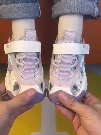 还在给孩子穿普通的鞋子吗?快来看看我们家的儿童凉鞋吧!它是专门为孩子设计的,非常柔软舒适,穿上它走路一点都不累脚,特别适合活泼好动的孩子,喜欢的话就赶快下单吧!#母婴好物 #儿童凉鞋#夏季穿搭 #远动凉鞋 #夏季新款 @巨量千川 @抖音创作小助手 @DOU+小助手