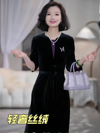 西子/高级轻奢丝绒黑紫色连衣裙#丝绒连衣裙 #遮肉显瘦穿搭 #秋冬内搭 #脱掉外套也好看的内搭 #秋冬穿搭 @西子小老板娘 @西子高端女装