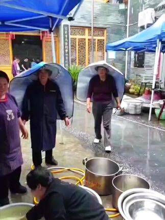 #遮阳#防雨 #干农活#雨天#我的乡村生活 两用斗笠帽,方便实用!