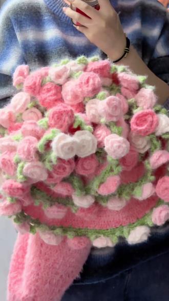 玫瑰花毯叶子教学|简易&立体都有!
今天教大家玫瑰花毯的绿叶部分喔,给大家展示的毯子我用的是简易的叶子钩织,还附带了比较常用的立体叶子钩针教程,大家可以根据自己的喜好来选择~
简易版和立体版前两圈都是一样的钩织规律
第一圈钩织规律:
1X 2CH(2K)
短针接两个辫子针
空两个针目
第三个针目位置继续钩织
第二圈钩织规律:
辫子针空隙2X
短针处1X
简易版第三圈钩织规律:
1X 7CH 倒4引拔
3CH 跟上一针同一个针目位置引拔
3CH 空3针
第四针位置入针循环钩织
每两个叶子一朵玫瑰
立体版第三圈钩织规律:
1X 4CH 在主体部分倒数第1圈
长针对应针目往左数在2-3针目之间钩X
辫子针空隙处(X,T,3F,T,X)
4CH 往右数第6个针目钩X
在4ch上钩(X,T,3F,T,X)
在入针短针处再钩一个短针
继续8X,重复两片叶子钩织
每一组叶子一朵玫瑰
大家根据自己的喜好选择吧#钩织教程 #我的手工作品 #我的手工日常 #玫瑰花束教程 #玫瑰花毯子编织教程 @抖音创作小助手