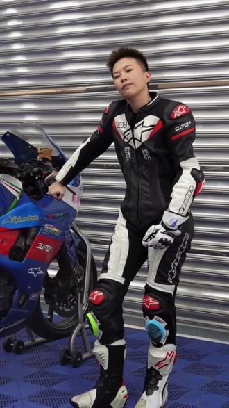 看看大家的赛道穿搭呗,或者说跑赛道要穿啥。#女骑 #压弯 #机车 #摩托车比赛 #赛车穿搭