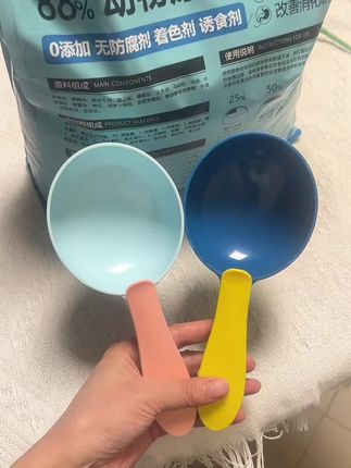 宠物粮专用长柄勺,喂粮超省心!食品接触级材质,安全无异味,给毛孩子用着放心。长柄设计超贴心,伸手舀粮不沾手,还能避免手碰粮造成污染。一勺精准控量,幼宠少食多餐、成宠定量喂食都方便,再也不用凭感觉倒粮啦!加深勺头不撒漏,装得足还稳当,无论是干粮还是冻干都能轻松舀取。有了它,每次喂粮都变成轻松事,让照顾毛孩子的日常更舒心!#爆款热卖中 #宠物出道计划 #宠物 #推荐 #种草