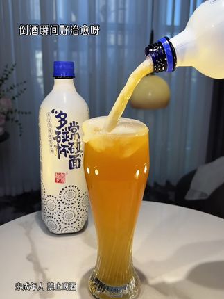 爱喝啤酒的一定要尝一下这个德式原浆拉格精酿啤酒,它是用崂山水、麦芽、啤酒花、酵母酿造而成,比普通啤酒好喝太多了,口感绵柔细腻,不苦不辣,余味回甘,夏天冰镇后搭配烧烤小龙虾简直太爽啦#微醺时刻 #啤酒#精酿啤酒#好喝不贵经济实惠 #夏日必备