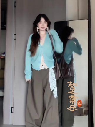 假两件小衫~好喜欢这种随性慵懒感!#今天穿什么 #ootd穿搭 #韩系穿搭 #氛围感  #慵懒感穿搭