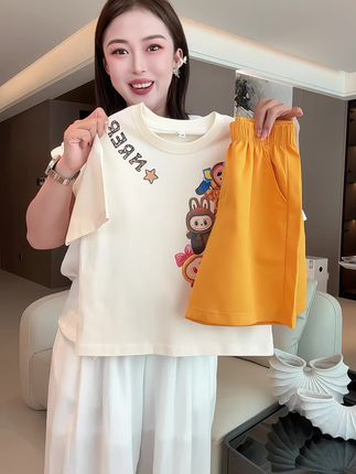 家里有小公主的一定要给她试试这套超火的卡通拉布布套装,它是休闲运动风的设计,穿上特别舒服,透气又吸汗,孩子平时出门或者逛街都可以穿它,很洋气的一款小套装#时髦穿搭 #夏季穿搭 #时髦精look被我轻松拿捏 #休闲风#百搭洋气