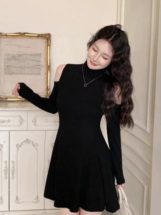 早秋设计感辣妹修身露肩长袖连衣裙女性感纯黑色半高领收腰显瘦A