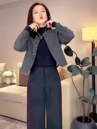 时尚圆领毛呢西装外套女秋冬丝巾搭配时尚气质短款#今日穿搭 #女性气质穿搭 #穿搭女装 #高级感穿搭 #简约大气