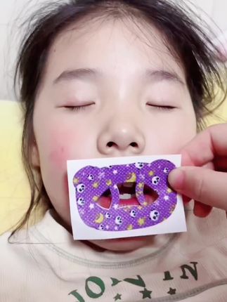 孩子张嘴睡觉要及时纠正,久了会变丑的哦,等嘴凹了就不好看喽!有了它,就不怕了#闭嘴贴 #母婴好物#新手妈妈 #宝宝好物推荐