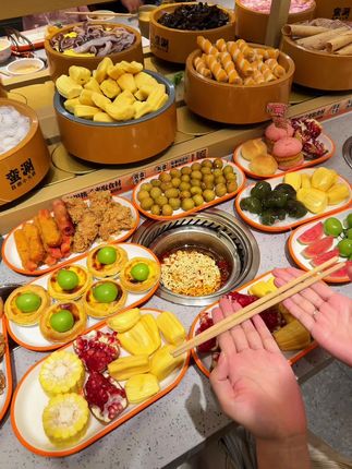 幸福就是和好朋友一起去吃 自助旋转小火锅🥹#治愈美食