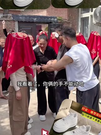 老六团队都在穿这双小白鞋真的太好看了吧!它是那种简约的设计,上脚特别洋气,而且还是增高的款式,小个子女生穿上秒变大长腿女神,不管是逛街还是聚会穿它都很合适。#软底软面穿上超舒服 #百搭板鞋休闲鞋 #厚底小白鞋 #时尚穿搭