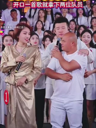 长春老炮酒吧台柱子挑战大舞台,开口一首歌直接拿下两位队员!!#木森 #木森大舞台 #人气爆棚 #音乐现场 #户外直播现场