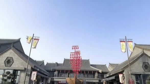 西北首个!西安这个新田园主义服务区即将投用… 11月10日,京昆高速公路改扩建项目蒲城至涝峪段传来喜讯,西北首个新田园主义服务区“秦渡服务区”顺利通过竣工预验收。
据悉,秦渡服务区总占地180亩,总建筑面积达8300平方米,分南北两区,以秦渡非遗文化为核心,定位为“文旅古渡,美食新津”,围绕“西北首个新田园主义服务区、陕西首个关中风情文旅融合示范区、西安首个新时代秦渡特色美食聚集地”三大标杆打造。
与传统服务区不同,这里创新引入古镇商街式设计,新增20余种经营新业态。餐饮、零售、文化体验、便民服务一应俱全,通过“商街 + 场景”模式,摇身一变成为“可游、可赏、可体验”的旅游驿站。
此外,作为交旅融合示范项目,秦渡服务区深度融合文化传承与服务功能,打造“非遗文化体验轴”。户县剪纸、关中布老虎等10余项关中代表性非遗项目已确定入驻。#西安 #西安加油 #西安同城 #秦渡 #西安高速