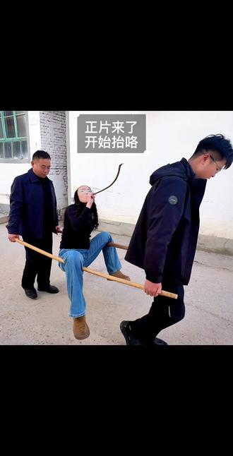 也是过上老妖婆的生活了是谁想拍我不说 😂🤣#西游记抬老妖婆 #搞笑视频