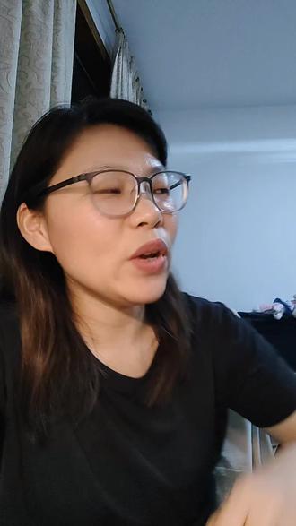 为什么嫁人要看婆家的烟火与光亮 一个常年将就伙食、饭菜潦草敷衍的家庭,跟有钱没钱没关系。
那是不愿用心经营生活的表现。一日三餐,顿顿对付,是对日子的一种怠慢。
屋里舍不得开灯、常年昏暗,是骨子里的吝啬与算计。一个连自己的生活都不愿用心点亮的人,又怎能奢求他结婚以后,会对你慷慨相待、真心珍视呢?
你们觉得是这个理吗?
#婚姻家庭 #情感#情感共鸣 ##内容太过真实 #日常唠嗑