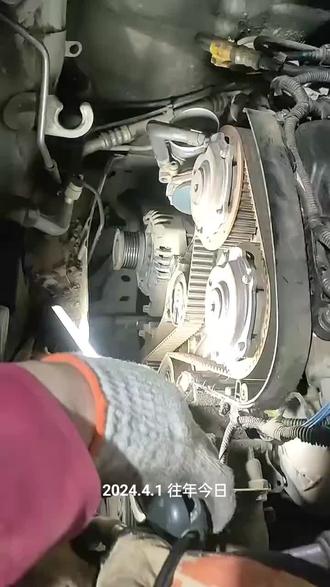 用正时工具,更换正时皮带