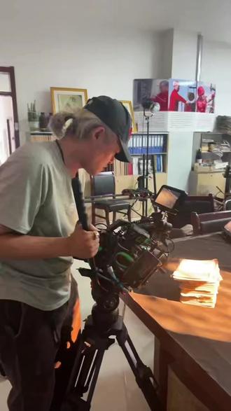 延长石油跨越两个甲子的辉煌之际,一部承载百年奋斗记忆的电视纪录片——《大地为证》,已于2025年12月28日20:00在CCTV-9正式播出。
特别值得一提的是,“洧水岸边”的王海荣、拓永祥、龙亚东、张卫强、胡利强、高峰、侯小龙等一众“洧水家人”,在搜集资料、查证核实、编撰文字的同时也参与了拍摄……正如张卫强所说:“参与其中才知珍贵!”
许多“洧水家人”兴致勃勃地观看了电视片,并将上面的“熟人”随手拍下来。今晚播出了三、四集,“洧水忙人”王海南及他的徒弟高峰出现在电视荧屏上。