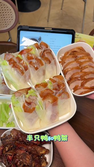 一口卷饼满口香,夜南香半只烤鸭29.3,酥脆鸭皮鲜嫩爆汁,黄瓜葱丝搭配中和油脂超清爽。#好吃到停不下来 #强烈推荐 #夜南香北京烤鸭 #在家也能吃到正宗北京烤鸭 #抖音美食推荐官