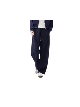 #我要上热门 姐妹们,这条裤子真的太舒服了!它是那种软软糯糯的面料,特别亲肤,而且垂坠感也很好,穿上身就是随性又慵懒的感觉。它的包容性很强,不管你是大腿粗还是小腿粗,或者是肚子上有肉肉,都能给你遮住,简直就是所有女生的福音!喜欢这种休闲风格的一定要买回去试一下!