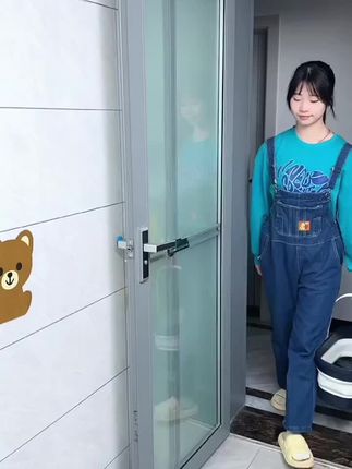 给卫生间门后安一#拖把夹 ,这样拖把扫把就都能上墙收纳,打扫卫生就方便多了#拖把夹 #居家好物