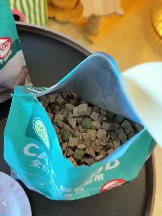 宠物用品赛道文案素材 - #真实生活分享计划 #猫粮囤货 在选择猫粮时并不是越贵越好!!可以试试这款平价冻干三拼猫粮,里面添加了鸡肉碎,牛肝碎,鳕鱼碎等,配方干净,好吃不贵。适合多猫家庭或流浪猫救助#猫粮推荐 #萌宠好物 #养猫省钱妙招 - 贩卖美好🥂作品