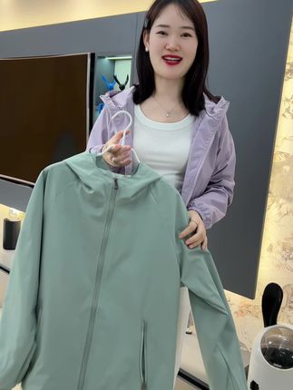 版型真的超级好的连帽冲锋衣外套,最主要不管年龄大小哪怕婆婆妈妈都能穿,特别百搭,而且面料还是防风防雨的,哪怕下雨也不会淋湿#冲锋衣 #户外穿搭 #上衣穿搭 #外套穿搭 #冲锋衣三合一