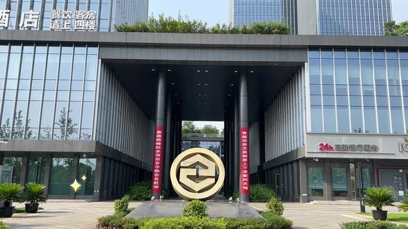 学子风尘奔考场,祈利暖心护行囊。
挥毫落笔题名榜,不负韶华耀锦章。
#助力高考我们保驾护航 高考加油
#高考加油