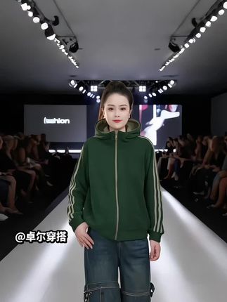 秋季时尚运动外套 秋日必备的时尚运动外套来了!抓绒混纺面料软乎乎的,防风又能应对早晚温差。宽松版型适配叠穿,连帽设计添了随性feel,侧兜带拉链能安心放小物件。黑灰、焦糖色都百搭,从健身房到街头切换毫无压力,日常穿舒适又有格调。#高级感穿搭 #高端大气 #优雅气质 #轻奢女装 #高贵优雅