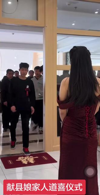 中国最正宗结婚时的一段程序:婚礼结束原生家庭所有人施礼告别。意为十里红妆护送新娘到此完成。此刻起新娘开启属于自己人生(一世姻缘)。待到娘家人再一次(也是最后一次)全员到齐行礼时,便是新娘香消玉损,入土为安的那一刻。女人成人出嫁,娘家人护送你肉体周全。待到女人年华消散,走完此生。娘家人再来护送你灵魂安息。故有爹死随便埋,娘死等舅来之说。待那日孝子(新娘之子)要跪拜叩首,恭请娘舅。传统文化从来都不是糟粕,是贯穿中国人一生的独有浪漫。比外国人的“我爱你”深情万倍。文化自信任重而道远!
资料来源于网络~如有侵权联系删除
#dou上热门 #抖音热门小助手 #献县道喜 #婚礼现场 #传统婚礼