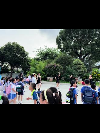 家长开放日。
有幸走进校园,沉浸式感受孩子们的在校日常,解锁不一样的成长瞬间✨。也深深感受到老师们的用心、耐心与爱心。每一份成长都离不开悉心浇灌,感恩老师们的辛勤付出,愿宝贝在爱与陪伴中,向阳而生,快乐成长🌱