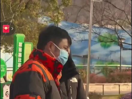 墩墩外公今天和项奶爸办了交接,要去无锡出差了,三妹还没有适应没有外公的生活,虽然一猫一人相爱相杀的日子但分开后彼此也都会有不舍 #大熊猫 #大熊猫奇三妹 #来这吸熊猫 #墩墩外公