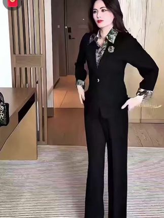 #创作者中心 #创作灵感秋天来了,怎么能没有一套漂亮的 outfit 呢?来看看这套超赞的欧若风穿搭吧!它是气质收腰修身的版型,特别显瘦,还是假两件的设计很有层次感,再加上高腰长袖的剪裁,上身效果超级棒!喜欢这种风格的姐妹们千万不要错过了,快点击下方链接把它带走吧!