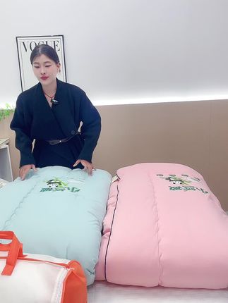 面料亲肤柔软冬天怎么能少得了这条被子呢#浪莎品牌 #面料柔软舒适 #加厚冬被