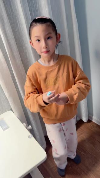 液体胶也有笔型的了,这回终于可以精准的涂小细节了,用起来就像马克笔一样灵活太方便了!出胶均匀流畅,而且粘的平整又牢固!快给家里爱做手工的宝贝安排上吧#开学必备 #学习用品 #液体胶 #胶水 #文具安利