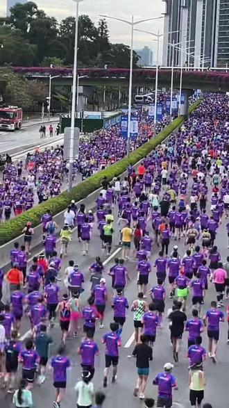 2025深圳南山半程马拉松于12月14日7时30分在深圳人才公园东门鸣枪起跑。以下是关于该赛事的详细介绍:
• 赛事概况:本次赛事有两万名跑者参赛,项目设男、女子半程马拉松,赛程为21.0975公里。比赛路线起点为沙河西路后海二桥(深圳人才公园东门),终点为海德三道(深圳湾体育中心)。
• 比赛结果:男子组冠军为埃塞俄比亚选手ABDULJELIL ABDULWOKIL FARIS,成绩为1小时1分13秒,创造新的男子赛会纪录。女子组冠军为来自埃塞俄比亚的KEBEBUSH YISMA ZEWOLDEMARIAM,成绩为1小时9分42秒,创造新的女子赛会纪录。中国籍选手方面,李金豪以1小时5分46秒的成绩获得男子组冠军,朱卿以1小时12分02秒的成绩蝉联女子组冠军。#马拉松