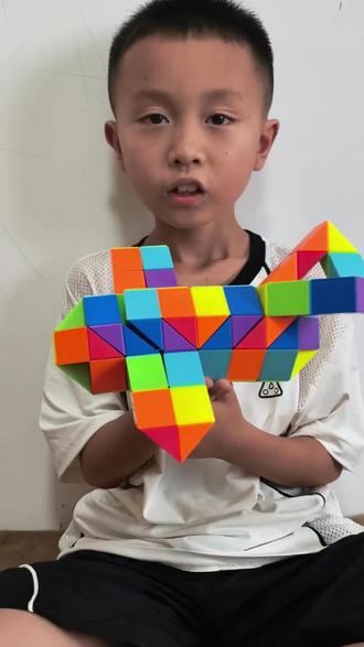 用120段魔尺解锁超酷战斗机造型。 谁懂啊!我家娃用120段魔尺,硬生生拼出了一架细节拉满的战斗机!
机头、机身、机翼、尾翼一个都不少,彩虹配色也太亮眼了吧~
从一步步摸索到完整成型,小手灵活翻转的样子,简直太有魅力了!
玩魔尺真的太锻炼专注力和空间想象力了,每一次扭转都是对耐心和逻辑的双重考验。
成品一出来,娃眼睛都亮了,成就感直接拉满!
果然爱动手的孩子,创造力永远在线✨
#魔尺教程 #120段魔尺 #儿童益智玩具 #动手能力培养 #魔尺战斗机