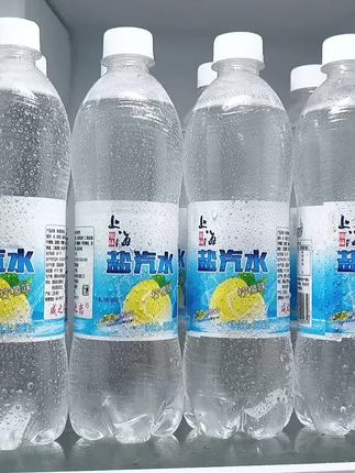 买回来才知道它好喝到离谱,就是这个几毛钱一瓶的上海盐汽水,便利店一瓶都要两三块,现在这价就到手一箱24瓶,还是600ml大瓶装,一打开就是柠檬清香,喝起来还是小时候的味道,柠檬口味还有点淡淡的咸味,火锅烧烤来一瓶巨清爽解腻,商家新品趁划算赶紧薅#好喝不贵 #超便宜超划算 #口感特别好 #仙女都在喝什么 #好喝到心花怒放