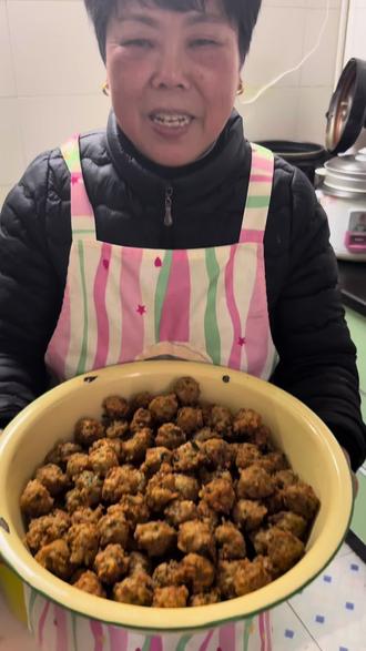 #分享家乡美食 #炸丸子 #在家做美食 今天和婆婆在家里做一款我们蕲春的特色美食,炸藕丸子,