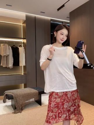 慵懒风桑蚕丝长袖T恤姐妹们,这件蚕丝长袖T恤上身真的一整个慵懒风 ~~#穿出高级感 #遮肉显瘦 #迪迪ya #慵懒风穿搭 #时尚搭配