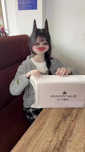 其实我一直觉得被朋友送高跟鞋是一件很普通的事情,不理解为什么有人会刻意发出来炫耀。其实我朋友也给我送了一双高跟鞋,但我觉得这没什么值得说的,我也绝对不会告诉你们我的朋友在2026年3月1日送了我一双高跟鞋。我不会有什么太大的反应,也不会到处和别人说我的朋友在2026年3月1日送了我一双高跟鞋,这只是我生活中的一个小插曲,我也没有很高兴,毕竟我说了这只是我的日常而已没有什么值得炫耀的。#玫瑰米兰达#rosemiranda高跟鞋 #爱 #惊喜 #仪式感